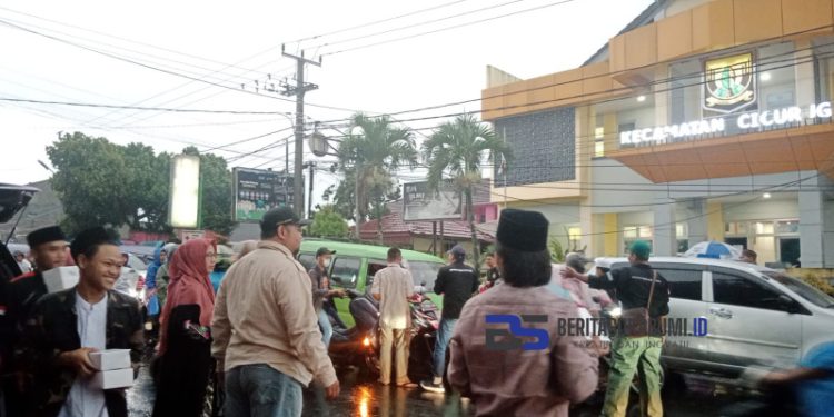 Aliansi Cicurug Bersatu Bagikan 5000 Paket Takjil Kepada Para Pengendara Jelang Buka Puasa