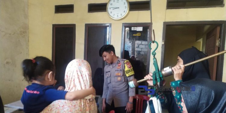Bhabinkamtibmas Desa Nangerang Polsek Cicurug Monitoring PIN Polio di Wilayah Binaannya