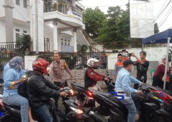 Puasa ke-23, Bhabinkamtibmas dan Pemdes Kutajaya Bagikan Ratusan Paket Takjil