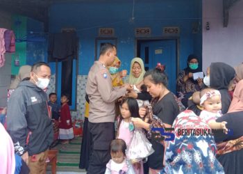 Bhabinkamtibmas Desa Kutajaya Dampingi Puskesmas Cicurug untuk Melakukan Giat PIN Polio di Sejumlah Posyandu