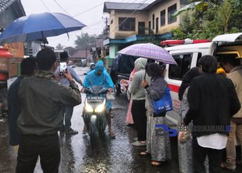 Meski Diguyur Hujan, Pemdes Girijaya Tetap Semangat Bagikan Paket Takjil Kepada Masyarakat