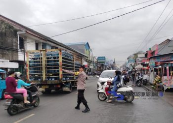 Polsek Cicurug Berikan Pengamanan Kepada Masyarakat yang Sedang Ngabuburit