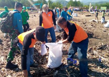 Peduli Lingkungan, PT Aqua Mekarsari Ikut Bersihkan Tumpukan Sampah di Pantai Talanca Simpenan