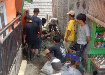 Kompak!! Warga Kampung Nyangkowek Gotong Royong Perbaiki Saluran Air yang Rusak