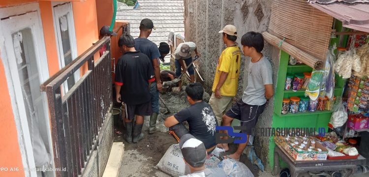 Kompak!! Warga Kampung Nyangkowek Gotong Royong Perbaiki Saluran Air yang Rusak
