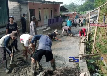 Warga Desa Girijaya Gotong Royong Perbaiki Jalan Rusak, Caleg Ferdy Ferdian Bantu Suplai Bahan Material