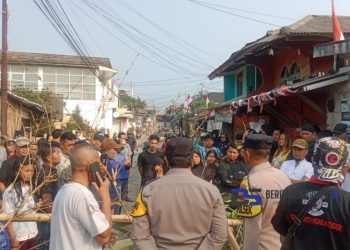 Kesal Tak Kunjung Diperbaiki, Warga di Cicurug Blokade Jalan Rusak