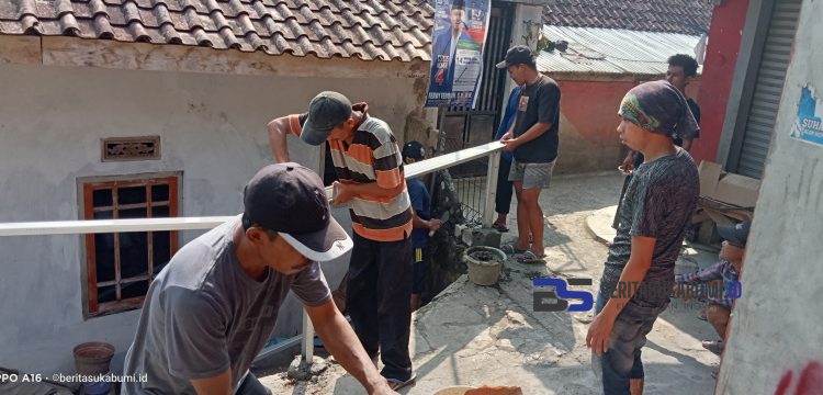 Respon Keluhan Warga, Caleg Ferdy Ferdian, S.H, M.H Bantu Pasang Pagar Pembatas di Jalan Lingkungan Kampung Nyangkowek