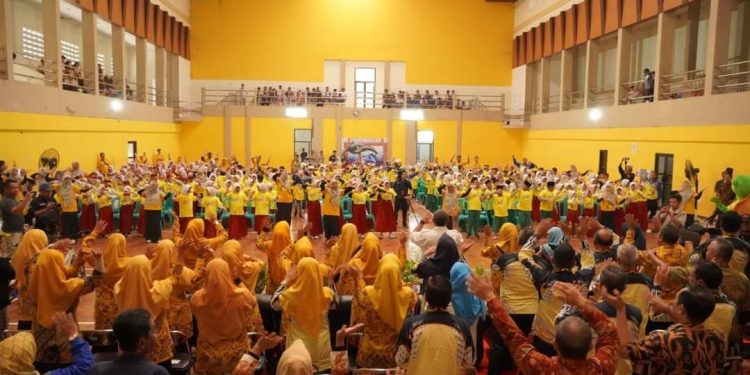 Ratusan Siswa Kampanyekan Gerakan Gemar Makan Ikan di GOR Cisaat