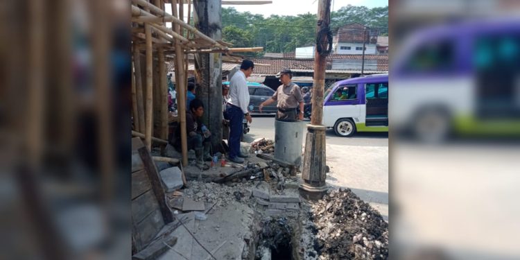 Pemasangan Billboard di Saluran Drainase Pasar Semi Modern Terminal Cibadak, Tuai Protes