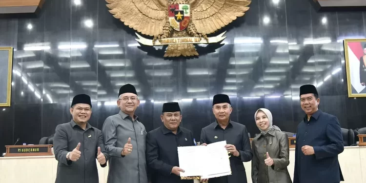 PJ Gubernur Jawa Barat Bey Mahmudin Hadiri Rapat Paripurna Penandatanganan KUA-PPAS TA 2024