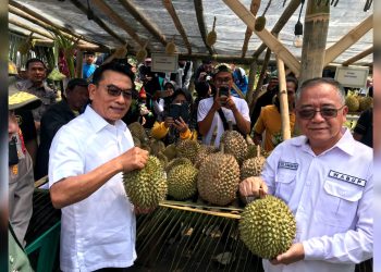 KSP Moeldoko Pesta Duren Bareng Iyos Somantri di Sukabumi