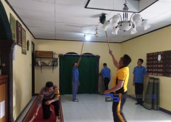 Kapolsek Cicurug Bersih-bersih Masjid At-Taqwa Kampung Aspol: Supaya yang Ibadah Nyaman dan Khusyuk