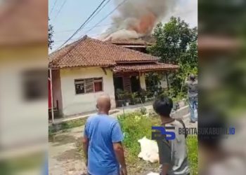 Diduga Akibat Korsleting Listrik, Sebuah Rumah di Cidahu Hangus Terbakar 