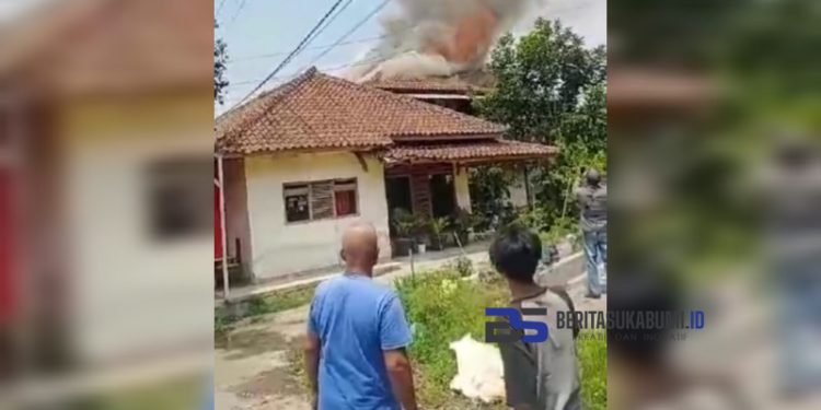 Diduga Akibat Korsleting Listrik, Sebuah Rumah di Cidahu Hangus Terbakar 