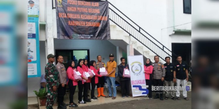 Peduli Warga Cidahu yang Terdampak Angin Puting Beliung, Bhayangkari Polsek Cidahu Berikan Ratusan Paket Sembako