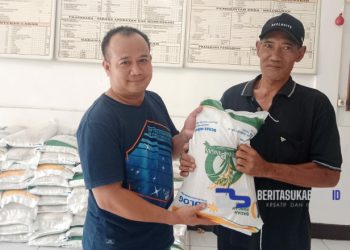 Kelurahan Cicurug Salurkan Bantuan Beras Kepada Ratusan Warga di Wilayahnya