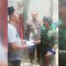Didampingi Bhabinkamtibmas, PT Arfan Group Berikan Bansos Kepada Warga yang Terdampak Angin Puting Beliung di Cidahu