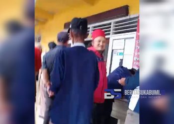 Waduh!! Sekelompok Warga Geruduk Kantor Desa Cihamerang