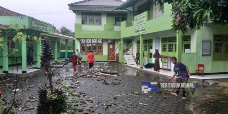 Diterpa Angin Kencang, Atap Bangunan Yayasan Nurun Nisa Bangbayang Porak-poranda