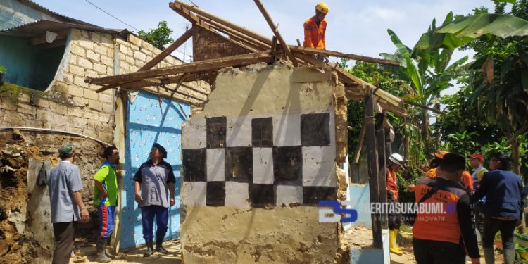 Gercep!! Rumah Roboh di Desa Bangbayang Langsung Diperbaiki oleh Pemdes