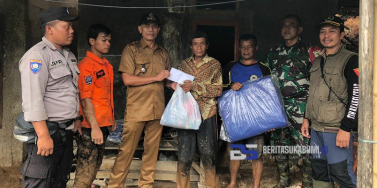 Tiga Warga Rumahnya Rusak Tergerus Longsor, Kades Girijaya Cidahu Terjun Lakukan Evakuasi dan Berikan Bantuan