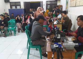 Lagi!! Kelurahan Cicurug Lakukan Perekaman KTP Elektronik Bagi Warga Pemula di Malam Hari