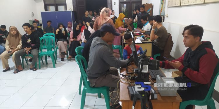 Lagi!! Kelurahan Cicurug Lakukan Perekaman KTP Elektronik Bagi Warga Pemula di Malam Hari