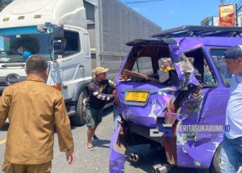 Diduga Rem Blong, Mobil Truk Pengangkut AMDK Seruduk Angkot Hingga Rusak