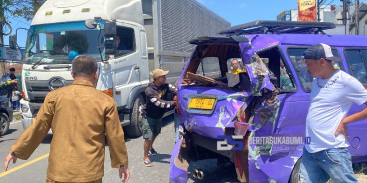 Diduga Rem Blong, Mobil Truk Pengangkut AMDK Seruduk Angkot Hingga Rusak