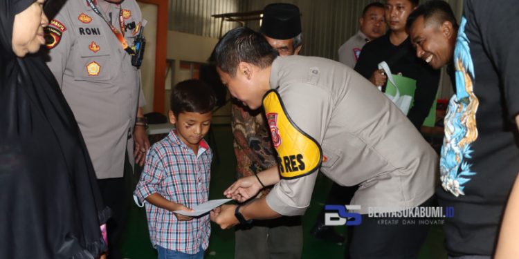 Hari Nelayan, Kapolres Sukabumi Lakukan Kegiatan Bakti Sosial dengan Cara Santunan