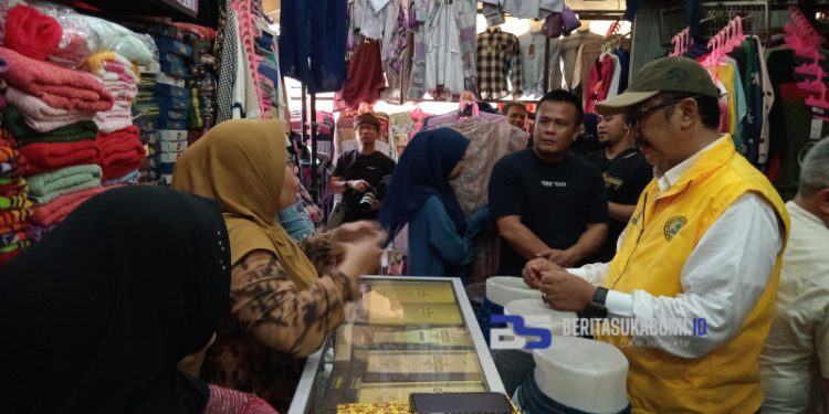 Pedagang Pasar Cicurug Mengeluh Sepi, Kang Asjap Hadir Berikan Solusi 