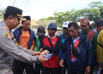 Terjebak Badai Ombak di Tegalbuleud, Kapolres Sukabumi Berikan Bantuan Makanan Kepada Warga