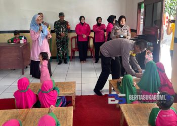 Dukung Program Pemerintah, Kapolsek Cicurug Berikan Susu dan Makanan Bergizi Kepada Anak Paud Quran Al-Chaerani