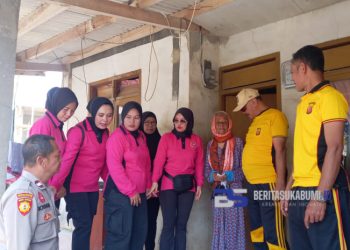 Usai Olahraga, Polsek Cidahu Berikan Bantuan ke Masyarakat