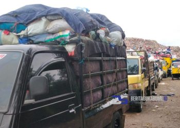 Ada Trouble di Alat Berat, Mobil Pengangkut Sampah Mengalami Antrean Panjang di TPSA Cimenteng