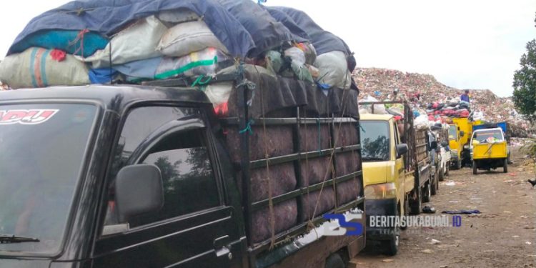Ada Trouble di Alat Berat, Mobil Pengangkut Sampah Mengalami Antrean Panjang di TPSA Cimenteng