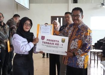 Serah Terima Beasiswa Bupati 2025, Asep Japar: Manfaatkan Amanah Ini untuk Kebaikan Dimasa Depan