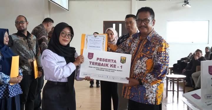 Serah Terima Beasiswa Bupati 2025, Asep Japar: Manfaatkan Amanah Ini untuk Kebaikan Dimasa Depan