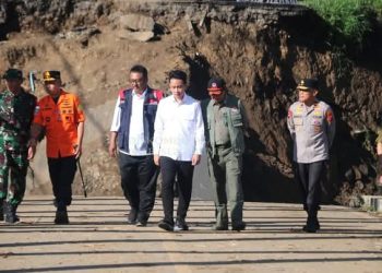 Didampingi Bupati, Wapres Gibran Tinjau Jembatan Putus di Simpenan Sukabumi