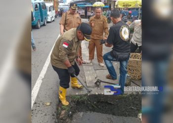Drainase di Depan PSM Cicurug Tersumbat dan Sering Menyebabkan Banjir, Ini Langkah Lurah dan Pengelola Pasar