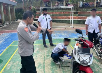 Police Goes To School, Anggota Polsek Cicurug Tertibkan Knalpot Brong di Mts Al-Amin