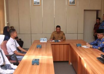 Wabup Andreas Lepas Dua Pelajar Asal Sukabumi yang Ikut Seleksi Calon Paskibraka Jabar