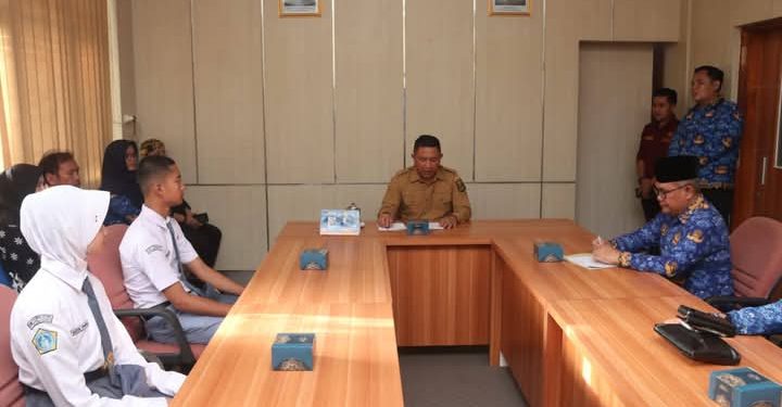 Wabup Andreas Lepas Dua Pelajar Asal Sukabumi yang Ikut Seleksi Calon Paskibraka Jabar