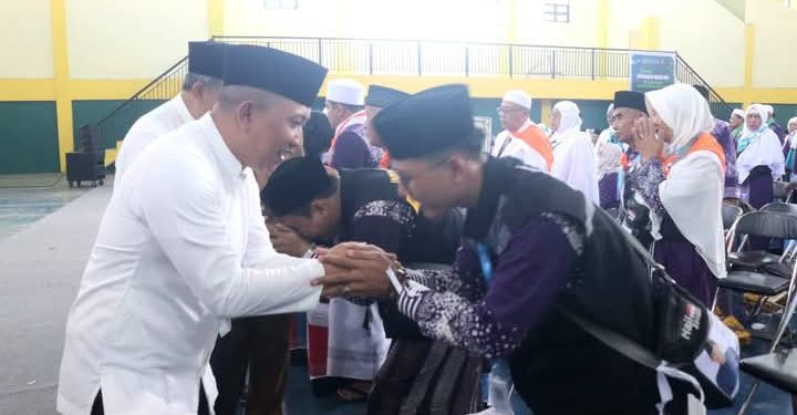 Wabup Andreas Lepas Calon Jemaah Haji Kloter 39: Minta Semua Agar Bisa Menjadi Duta Bangsa yang Baik