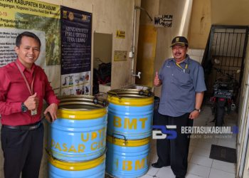Peduli Kebersihan, BMT Jamiyyatul Muballighin Sumbangkan 4 Tong Sampah untuk PSM Cicurug