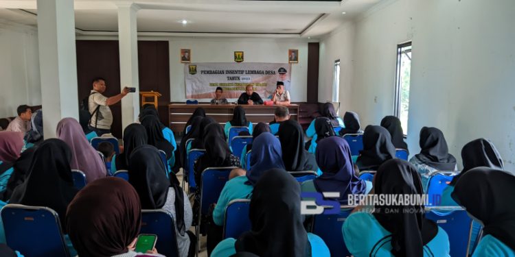 Pembagian Insentif Lembaga Desa, Kades Girijaya Tekankan untuk Memaksimalkan Pelayanan Kepada Masyarakat