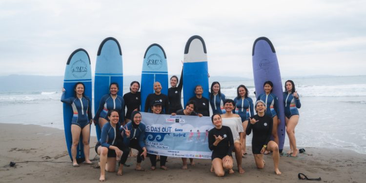 Memberdayakan Perempuan untuk Bersahabat dengan Ombak dan Laut: Girls Day Out Goes Surfing 2025 Berkolaborasi dengan Yummy Dairy di Sukabumi