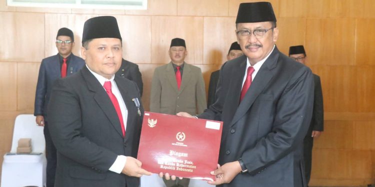 Penghargaan Satyalancana Karya Satya untuk 100 PNS Sukabumi, Bupati Tekankan Pentingnya Kinerja dan Profesionalisme