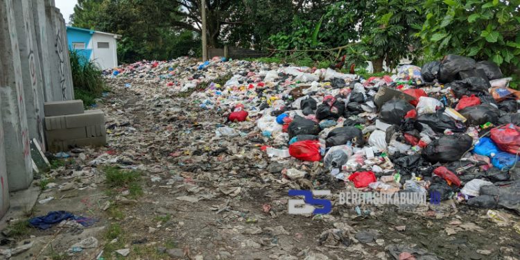 Tumpukan Sampah di Cicurug Keluarkan Bau Tak Sedap, Kadis DLH Tak Respon Saat Diminta Tanggapan